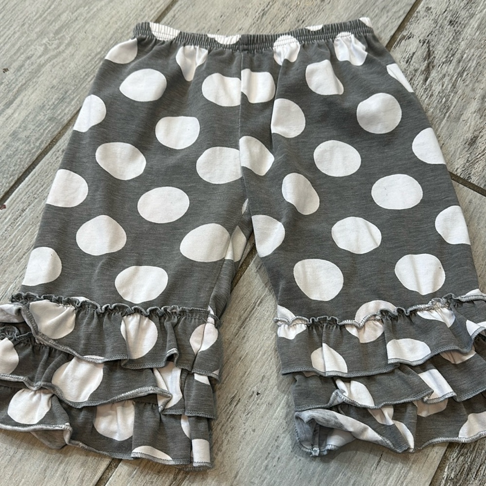 Girls Ruffle Bottom Grey wide Polkadot  Bermuda Shorts.   Size 7